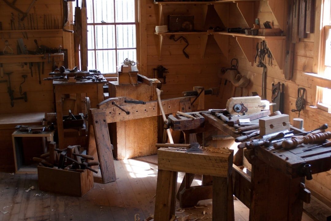 Traditionell träverkstad med hyvelbänkar och handverktyg